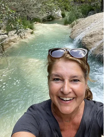 Aimée lachend bij een waterval